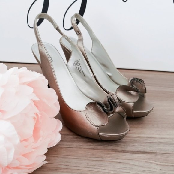 Xhilaration Silver Heels Ruffle Top Size 6 - Picture 1 of 13